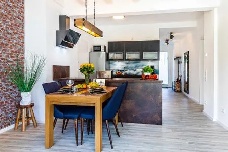 Wohnzimmer: Schlafcouch (140x200), Relax-Sessel, Smart-TV, Ausgang zur Terrasse (Seeseite) FeWo Stubbenkammer in PRORA - 8.04