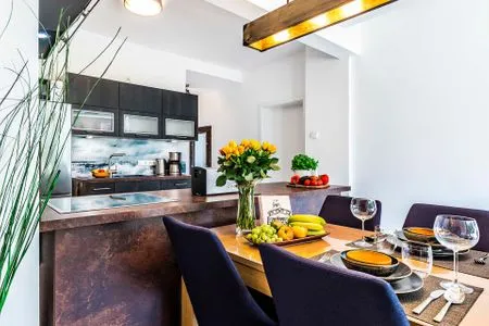 Wohnzimmer: Schlafcouch (140x200), Relax-Sessel, Smart-TV, Ausgang zur Terrasse (Seeseite) FeWo Stubbenkammer in PRORA - 8.04