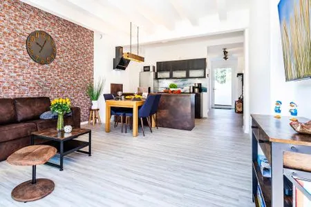 Wohnzimmer: Schlafcouch (140x200), Relax-Sessel, Smart-TV, Ausgang zur Terrasse (Seeseite) FeWo Stubbenkammer in PRORA - 8.04