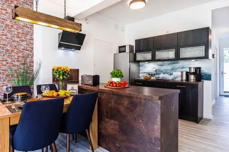 Wohnzimmer: Schlafcouch (140x200), Relax-Sessel, Smart-TV, Ausgang zur Terrasse (Seeseite) FeWo Stubbenkammer in PRORA - 8.04