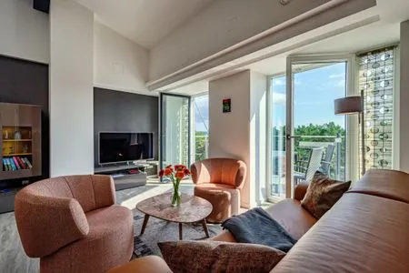 Wohn/Essbereich: Sofa, Sitzbereich, Essbereich, TV, Zugang zum Balkon FeWo Horizont in PRORA - 5.54