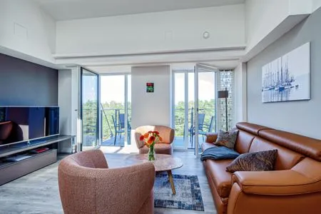 Wohn/Essbereich: Sofa, Sitzbereich, Essbereich, TV, Zugang zum Balkon FeWo Horizont in PRORA - 5.54