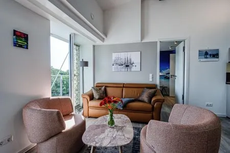 Wohn/Essbereich: Sofa, Sitzbereich, Essbereich, TV, Zugang zum Balkon FeWo Horizont in PRORA - 5.54