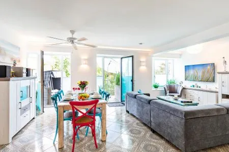 Wohn/Essbereich: Sofa, Sitzbereich, Essbereich, TV, Zugang zum Balkon FeWo Strandmuschel in PRORA mit Strandkorb am Strand & Balkon - 8.32