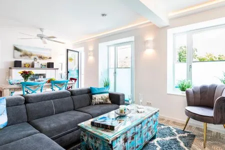 Wohn/Essbereich: Sofa, Sitzbereich, Essbereich, TV, Zugang zum Balkon FeWo Strandmuschel in PRORA mit Strandkorb am Strand & Balkon - 8.32