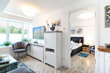 Wohn/Essbereich: Sofa, Sitzbereich, Essbereich, TV, Zugang zum Balkon FeWo Strandmuschel in PRORA mit Strandkorb am Strand & Balkon - 8.32