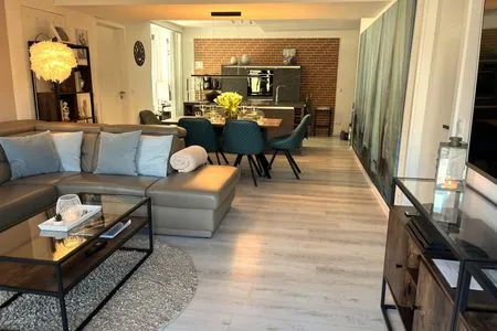 Wohn/Essbereich: Sofa, TV, Zugang zum Balkon FeWo Strandloft in PRORA - 7.12