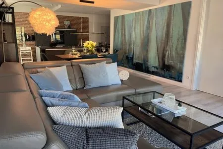 Wohn/Essbereich: Sofa, TV, Zugang zum Balkon FeWo Strandloft in PRORA - 7.12