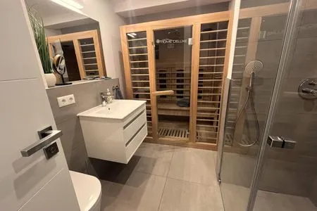 Badezimmer 1: Dusche, Infrarotsauna FeWo Strandloft in PRORA - 7.12