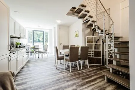 Wohn/Essbereich: Schlafsofa für 2 Personen, TV, Zugang zur Terrasse FeWo Hygge in PRORA - 6.02