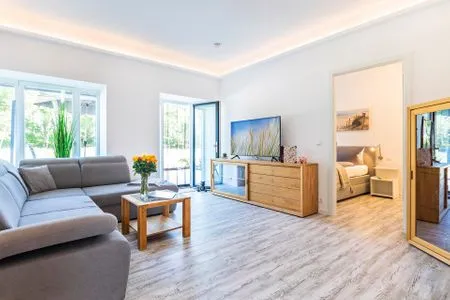 Wohnzimmer: Schlafcouch (120x200), Sessel, Flach-TV, Ausgang Terrasse (Meerseite) FeWo Königsstuhl in PRORA - 8.03