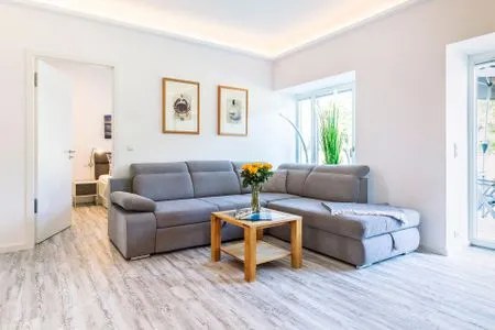 Wohnzimmer: Schlafcouch (120x200), Sessel, Flach-TV, Ausgang Terrasse (Meerseite) FeWo Königsstuhl in PRORA - 8.03