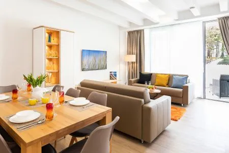 Wohn/Essbereich: Sofa, Sitzbereich, Essbereich, Smart-TV mit Internet, Zugang zur Terrasse FeWo Strandjuwel in PRORA - 3.01