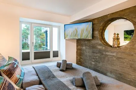 Schlafzimmer 1: Doppelbett (180x200), TV FeWo Loft Sturmmöwe in PRORA - 4.12