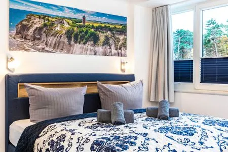 Schlafzimmer 2: Doppelbett (180x200), TV FeWo Loft Sturmmöwe in PRORA - 4.12