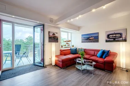 Wohn/Essbereich: Couch und Sessel, TV, Zugang zum Balkon FeWo Strandidyll in PRORA - 9.31