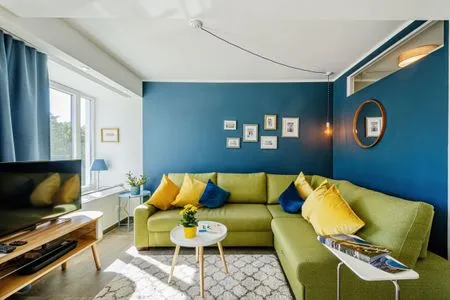 Wohn/Essbereich: Schlafsofa, Sitzbereich, Essbereich, TV, Zugang zum Balkon FeWo Luft & Loft in PRORA - 9.23