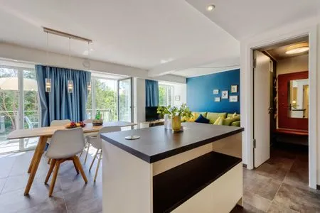 Wohn/Essbereich: Schlafsofa, Sitzbereich, Essbereich, TV, Zugang zum Balkon FeWo Luft & Loft in PRORA - 9.23