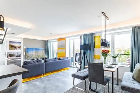 Wohnzimmer: Sofa, TV, Zugang zum Balkon FeWo Malanya Dachterrasse in PRORA - 4.52