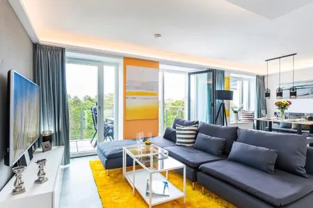 Wohnzimmer: Sofa, TV, Zugang zum Balkon FeWo Malanya Dachterrasse in PRORA - 4.52