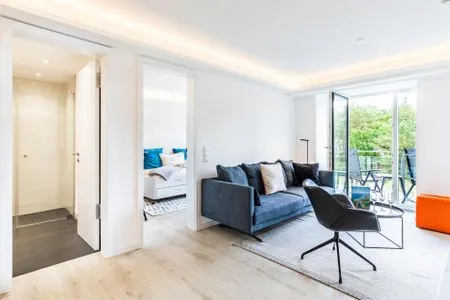 Wohn/Essbereich: Sofa, Sessel, TV, Zugang zum Balkon FeWo MariSol in PRORA Strandnah mit Meerblick & Sauna - 5.22