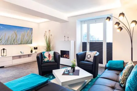 Wohn/Essbereich: Schlafcouch, Sitzbereich, Essbereich, Elektrokamin mit Heizfunktion, TV FeWo Meer geht immer in PRORA - 4.37