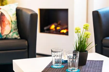 Wohn/Essbereich: Schlafcouch, Sitzbereich, Essbereich, Elektrokamin mit Heizfunktion, TV FeWo Meer geht immer in PRORA - 4.37