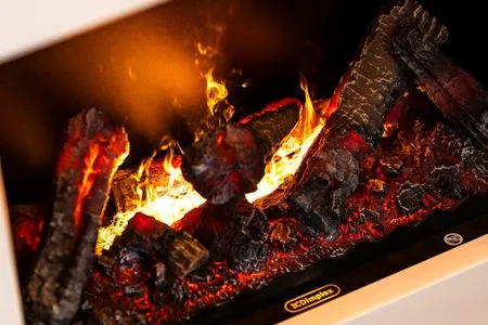 Wohn/Essbereich: Schlafcouch, Sitzbereich, Essbereich, Elektrokamin mit Heizfunktion, TV FeWo Meer geht immer in PRORA - 4.37