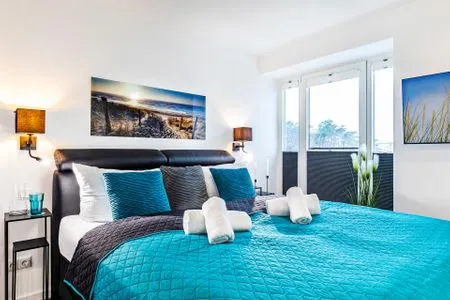 Schlafzimmer 1: Doppelbett (180x200), TV, Insektenschutz FeWo Meer geht immer in PRORA - 4.37