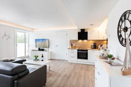 Wohn/Essbereich: Schlafcouch für 2 Personen, TV, Zugang zum Balkon FeWo Meer Tied in PRORA - 7.35