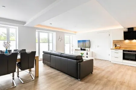 Wohn/Essbereich: Schlafcouch für 2 Personen, TV, Zugang zum Balkon FeWo Meer Tied in PRORA - 7.35