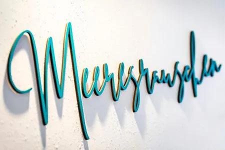 Wohn/Essbereich: Schlafsofa (140x200), Sitzbereich, Essbereich, TV, Zugang zum Balkon FeWo Meeresrauschen Dachterrasse in PRORA - 4.51