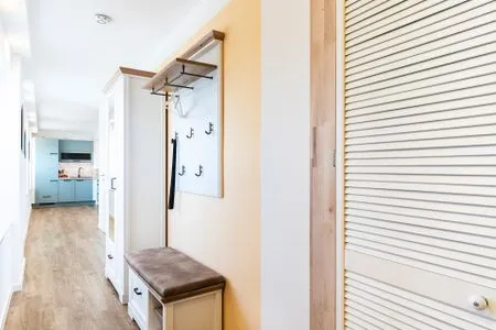 Wohn/Essbereich: Schlafsofa (140x200), Sitzbereich, Essbereich, TV, Zugang zum Balkon FeWo Meeresrauschen Dachterrasse in PRORA - 4.51