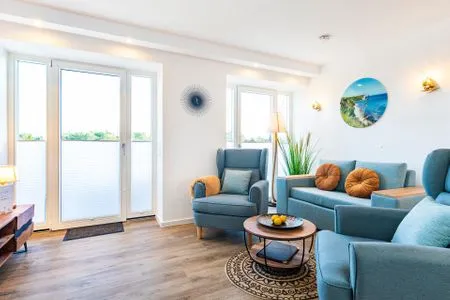 Wohn/Essbereich: Schlafsofa (140x200), Sitzbereich, Essbereich, TV, Zugang zum Balkon FeWo Meeresrauschen Dachterrasse in PRORA - 4.51