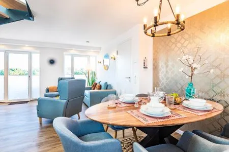 Wohn/Essbereich: Schlafsofa (140x200), Sitzbereich, Essbereich, TV, Zugang zum Balkon FeWo Meeresrauschen Dachterrasse in PRORA - 4.51