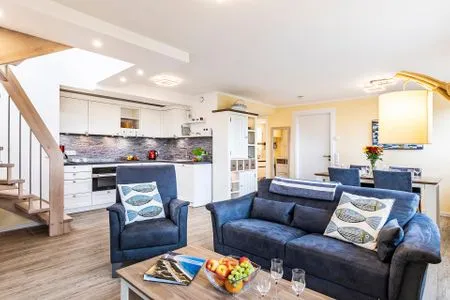 Wohn- und Essbereich: Sofa, TV, Blue Ray Player, Safe, Zugang zum Balkon FeWo MeerGlück Dachterrasse in PRORA - 7.53