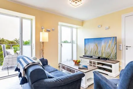 Wohn- und Essbereich: Sofa, TV, Blue Ray Player, Safe, Zugang zum Balkon FeWo MeerGlück Dachterrasse in PRORA - 7.53