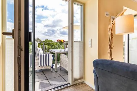 Wohn- und Essbereich: Sofa, TV, Blue Ray Player, Safe, Zugang zum Balkon FeWo MeerGlück Dachterrasse in PRORA - 7.53