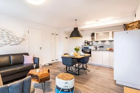 Wohn-/Essraum: Sofa, TV, Zugang zum Balkon FeWo Meerzeit in PRORA - 2.42