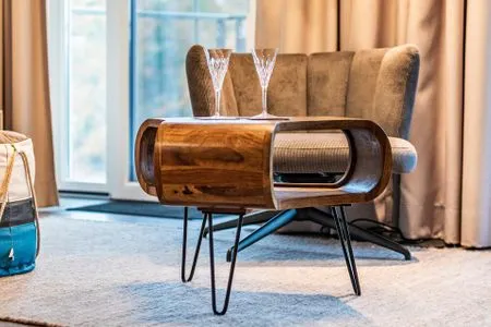 Wohn-/Essraum: Sofa, TV, Zugang zum Balkon FeWo Meerzeit in PRORA - 2.42