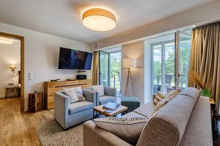 Wohnzimmer: Schlafcouch für 2 Pers., Smart-TV 55 Zoll, Essbereich, Zugang zum Balkon FeWo Moin in PRORA - 9.12