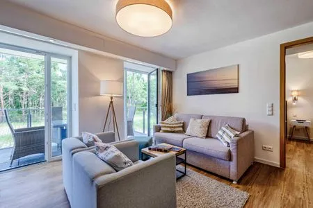 Wohnzimmer: Schlafcouch für 2 Pers., Smart-TV 55 Zoll, Essbereich, Zugang zum Balkon FeWo Moin in PRORA - 9.12