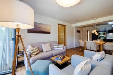 Wohnzimmer: Schlafcouch für 2 Pers., Smart-TV 55 Zoll, Essbereich, Zugang zum Balkon FeWo Moin in PRORA - 9.12