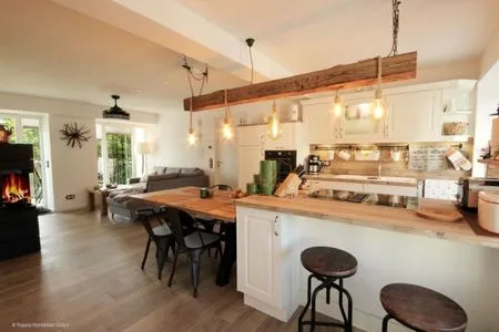 Wohn- und Essbereich verfügt über eine bequeme Schlafcouch (120x180), einen weiteren Smart-TV FeWo Njoerd in PRORA - 5.35