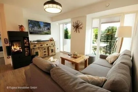 Wohn- und Essbereich verfügt über eine bequeme Schlafcouch (120x180), einen weiteren Smart-TV FeWo Njoerd in PRORA - 5.35