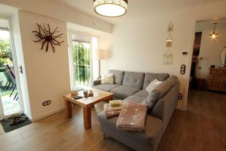 Wohn- und Essbereich verfügt über eine bequeme Schlafcouch (120x180), einen weiteren Smart-TV FeWo Njoerd in PRORA - 5.35