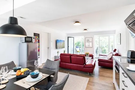 Wohnzimmer: 2 Sofa, TV, Zugang zum Balkon FeWo Oase in PRORA - 2.25