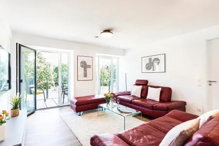 Wohnzimmer: 2 Sofa, TV, Zugang zum Balkon FeWo Oase in PRORA - 2.25