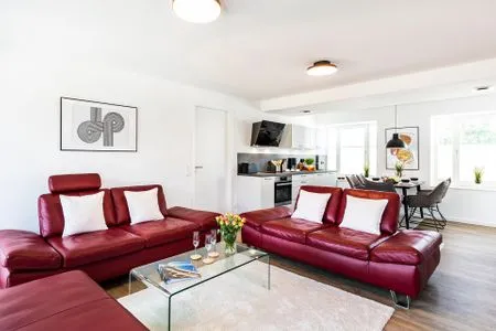 Wohnzimmer: 2 Sofa, TV, Zugang zum Balkon FeWo Oase in PRORA - 2.25