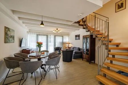 Wohnzimmer: Sofa, TV, Zugang zur Terrasse FeWo Ostsee Bernstein in PRORA - 5.01